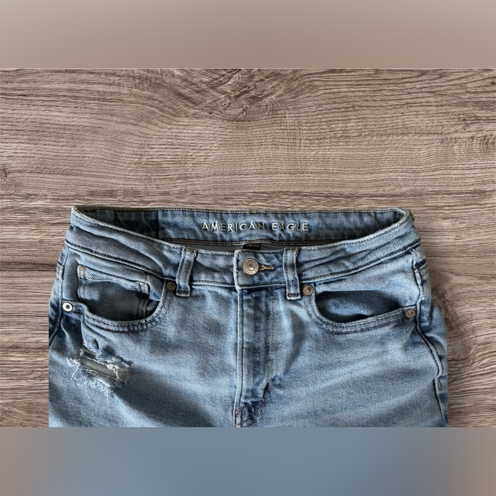 America Eagle Light Wash Mom Jeans - Picture 6 of 8